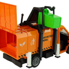 prügiauto koos prügikastidega.4 Laste oranž prügiauto tagant avatud luugi ja ustega, mis kallutab rohelist prügikasti konteinerisse.