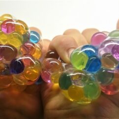Stressivastane pall käes pigistamiseks.