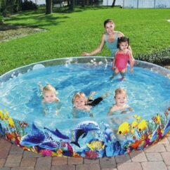 Läbipaistev bassein, millel on kujutatud meregraafika. Basseinis on lapsed ja kõrval täiskasvanu.