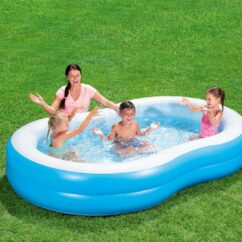 Ovaalne bassein murul milles on inimesed.