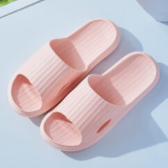 Lahtised roosad plätud, mille välisel küljel on väike ava.