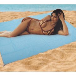 Sinine matt rannaliival, millel lamab inimene.