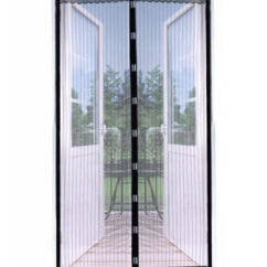 Must sääsevõrk, mis on pigaldatud ukseavasse.