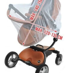 Valge sääsevõrk koos mõõtudega, paigaldatuna pruunile lapsevankrile.