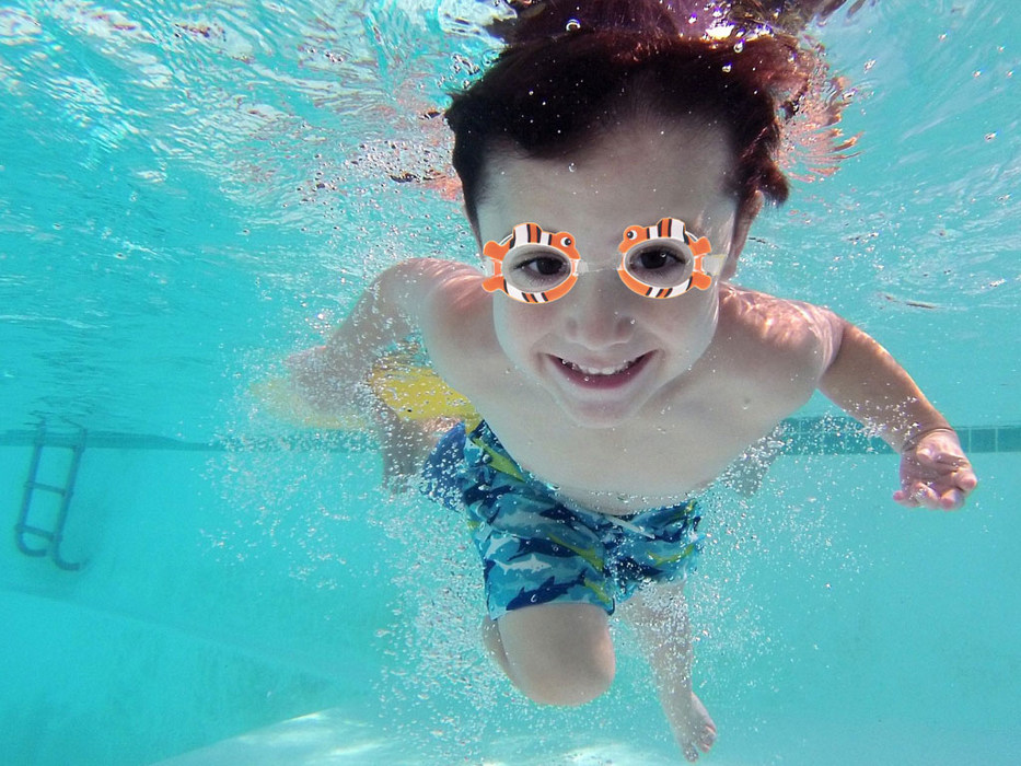Laps ujumas vee all kala temaatikaga oranžide ujumisprillidega.