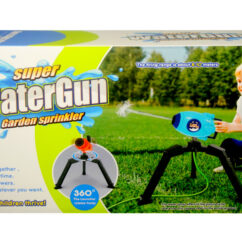 Vaakahuri karp, millel on laps koos veekahuriga mängimas.