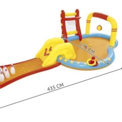 Laste täispuhutav veemänguväljak liume, pallide ja liulaskmisalaga punastes, sinistes ja kollastes toonides.
